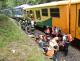 44_KVK_železniční nehoda Pernink _hasiči prohledávají vlak, záchranáři ošetřují zraněné