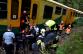 45_KVK_železniční nehoda Pernink _hasiči vyvádějí zraněné z vlaku