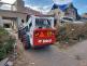 033 - i u poničených domů pomáhal hasičům smykový nakladač