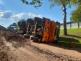 120-Převrácený nákladní automobil se zeminou v areálu soukromé firmy u Jevan