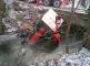 Vytažení traktoru z řeky pomocí jeřábu 11
