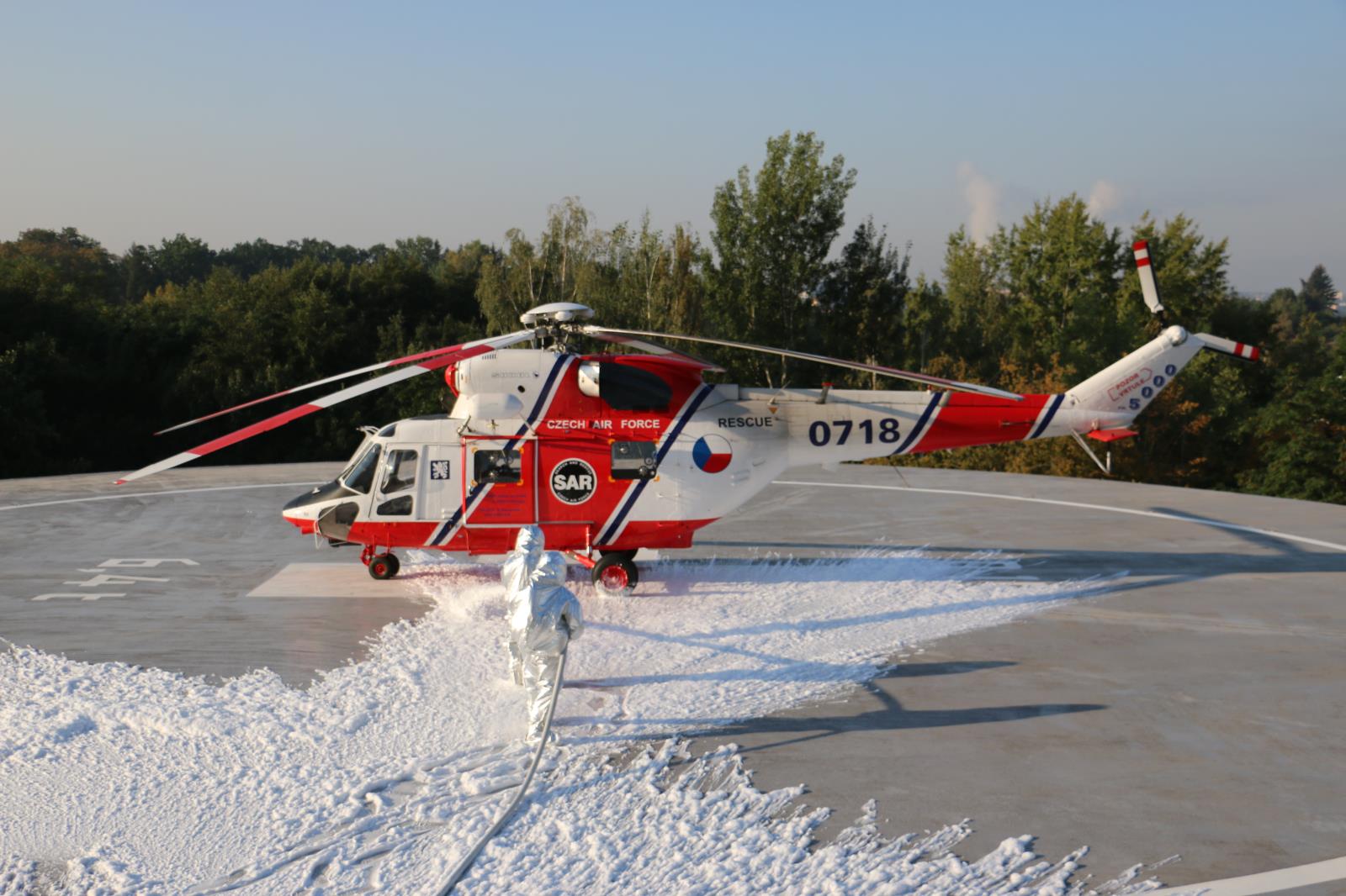 Záběr na vrtulník a hasiče pokládající těžkou pěnu z proudu C.JPG