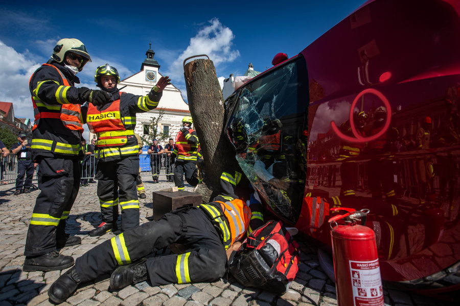 KHK a PAK_soutěž ve vyprošťování u dopravních nehod-i to je způsob, jak se zdokonalit_1 hasič komunikuje ve voze se zraněnou osobou a ostatní konzultují další postup.jpg