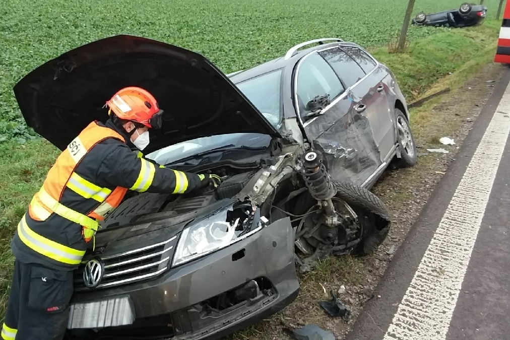 Dopravní nehoda dvou osobních vozidel u Těšetic (2).jpg
