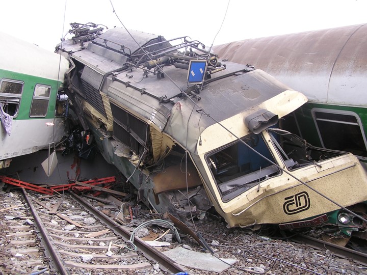 6_MSK_železniční nehoda u Studénky_pohled na zdemolované vozy.jpg
