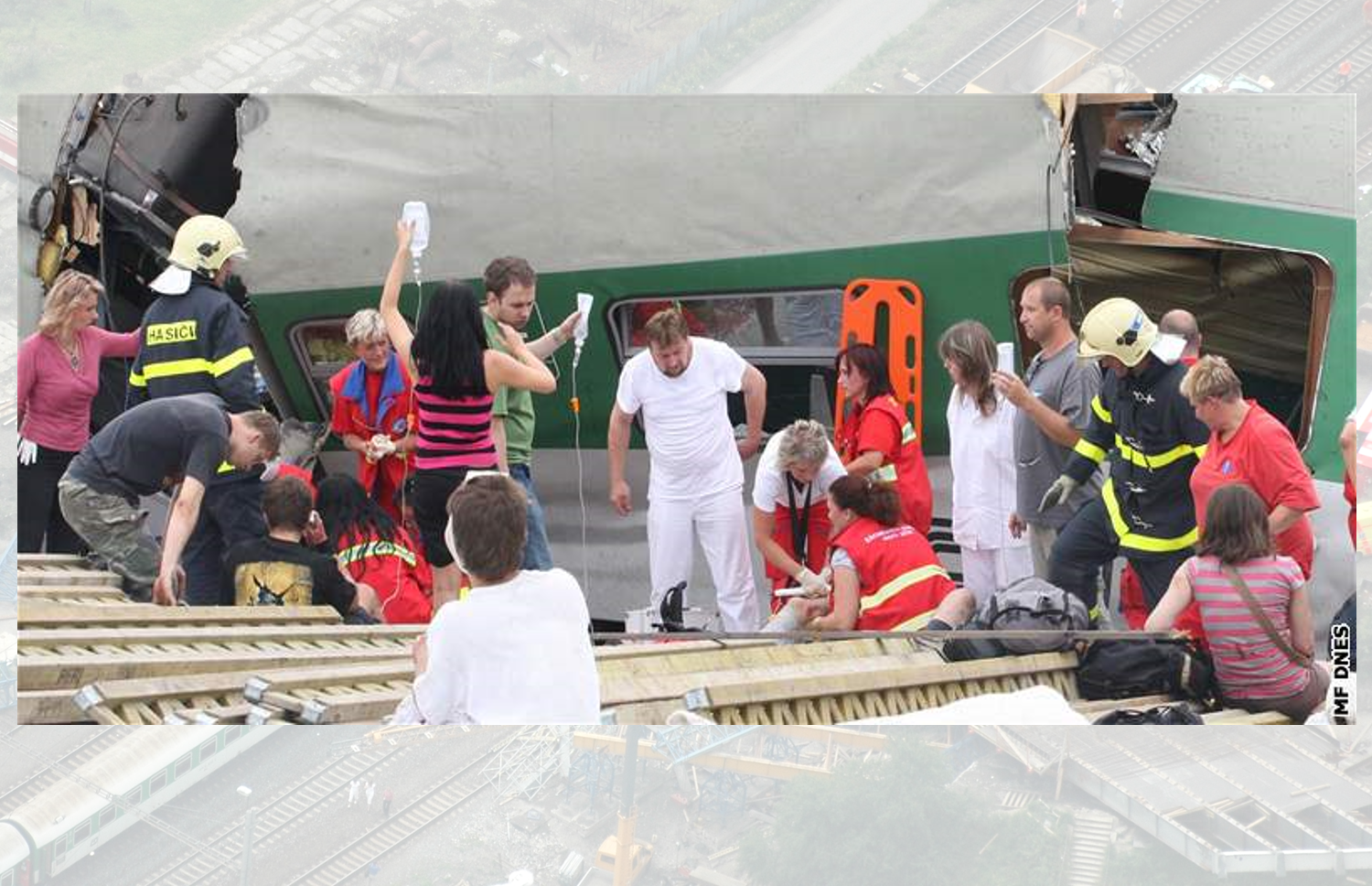 8_MSK_železniční nehoda u Studénky_složky IZS ošetřující zraněné osoby z vlaku_2.png