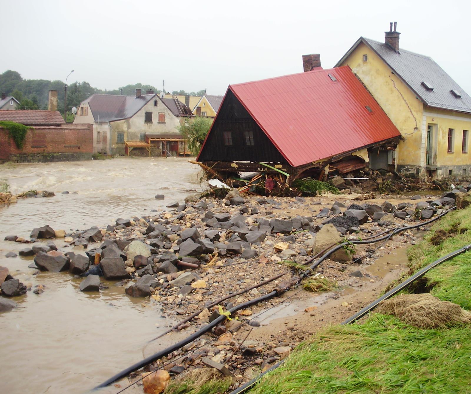 34_LIK_povodně 2010_zničený dům po přívalové vlně.JPG