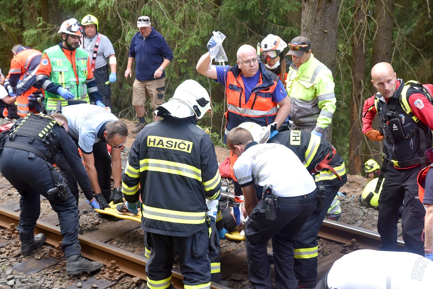 43_KVK_železniční nehoda Pernink _složky IZS společně ošetřují na kolejích zraněné.jpg