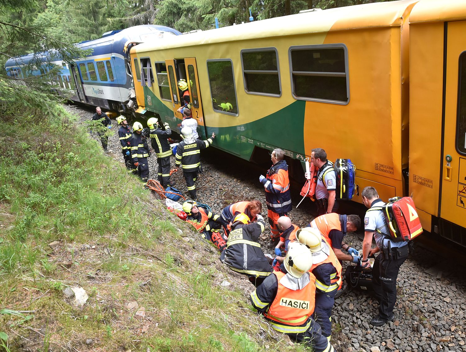 44_KVK_železniční nehoda Pernink _hasiči prohledávají vlak, záchranáři ošetřují zraněné.jpg