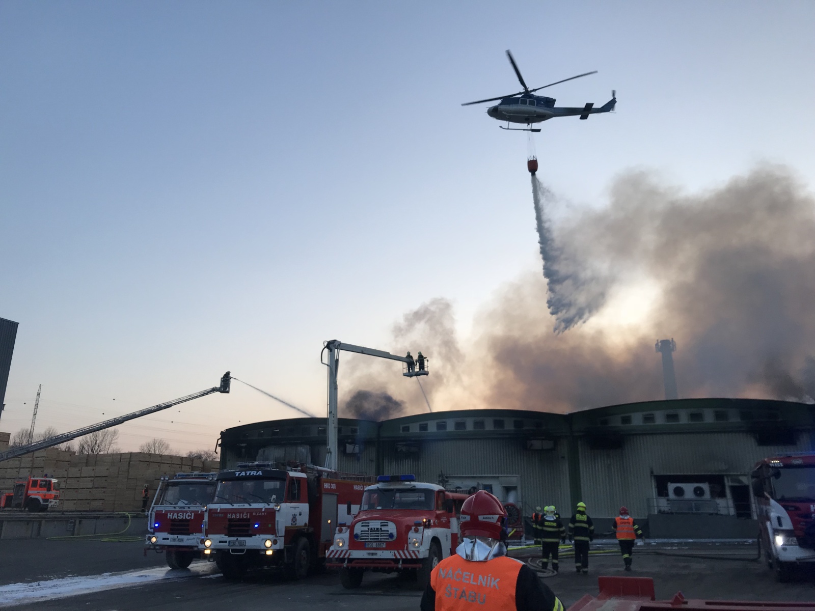55_SČK_Požár mrazíren v Mochově_vrtulník s bambi vakem provádí shoz.jpg