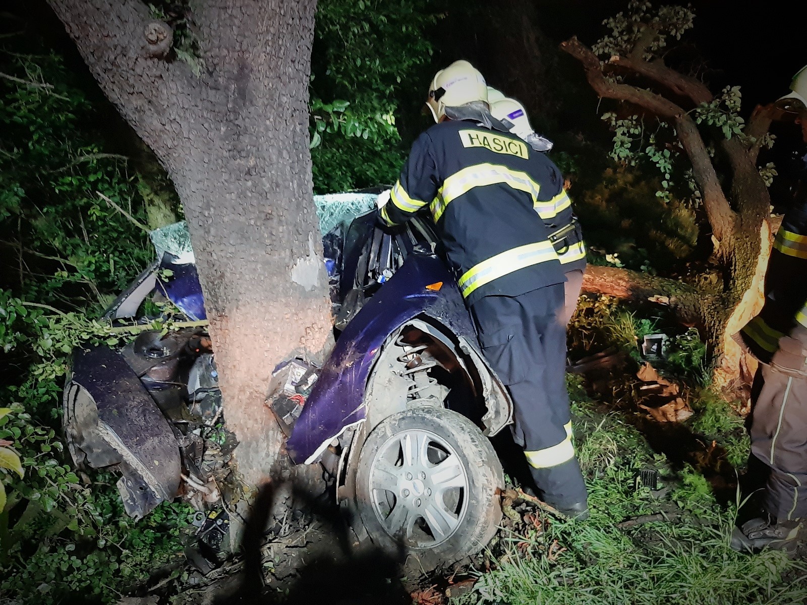 041 - havárie osobního automobilu u Mochova červen.jpg