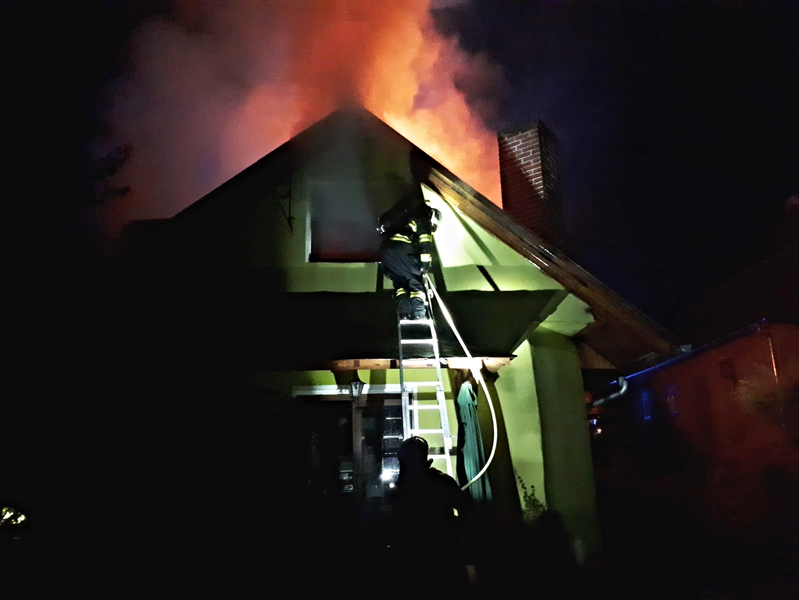 054 - noční požár domu v Čáslavi červenec.jpg