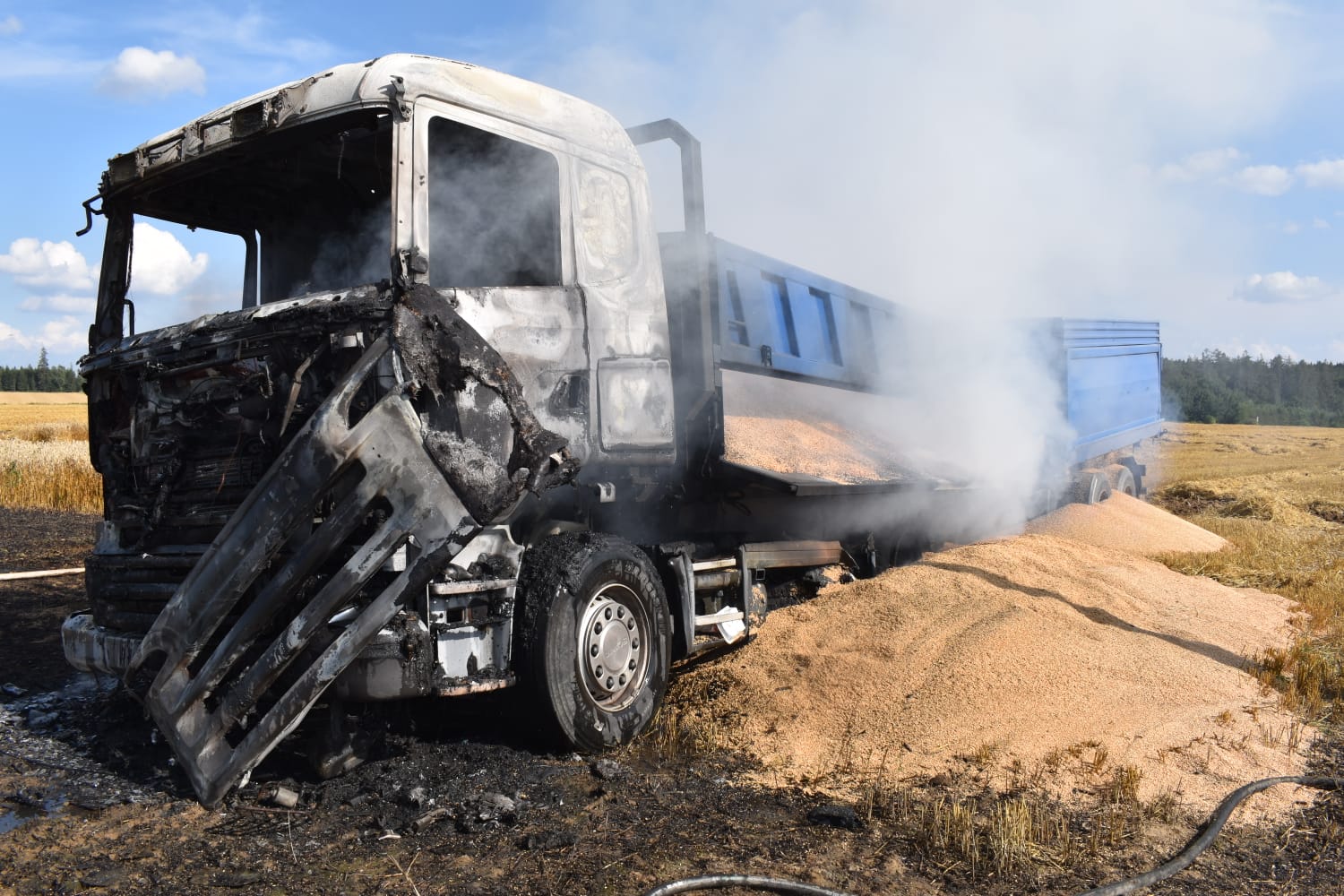 065 - požár nákladního automobilu s obilím Onomyšl srpen.jpg