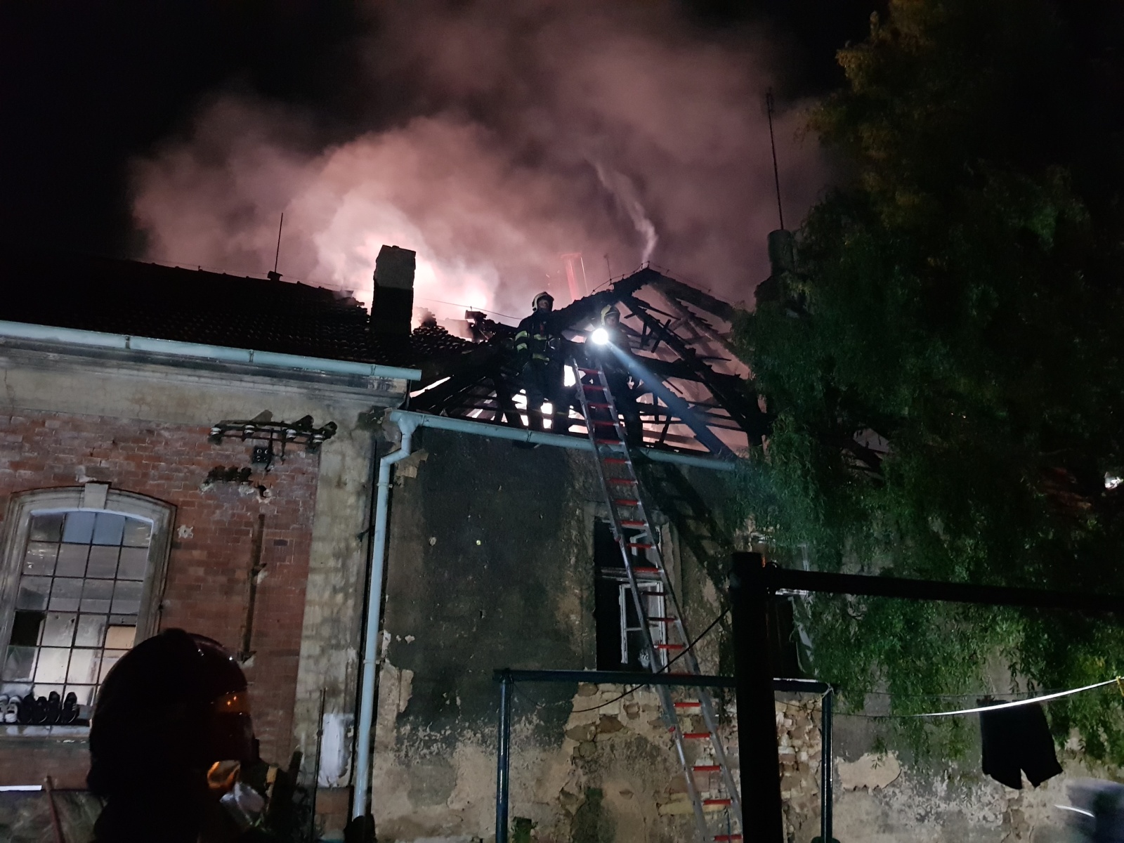 073 - požár starého domu ve Slaném září.jpg