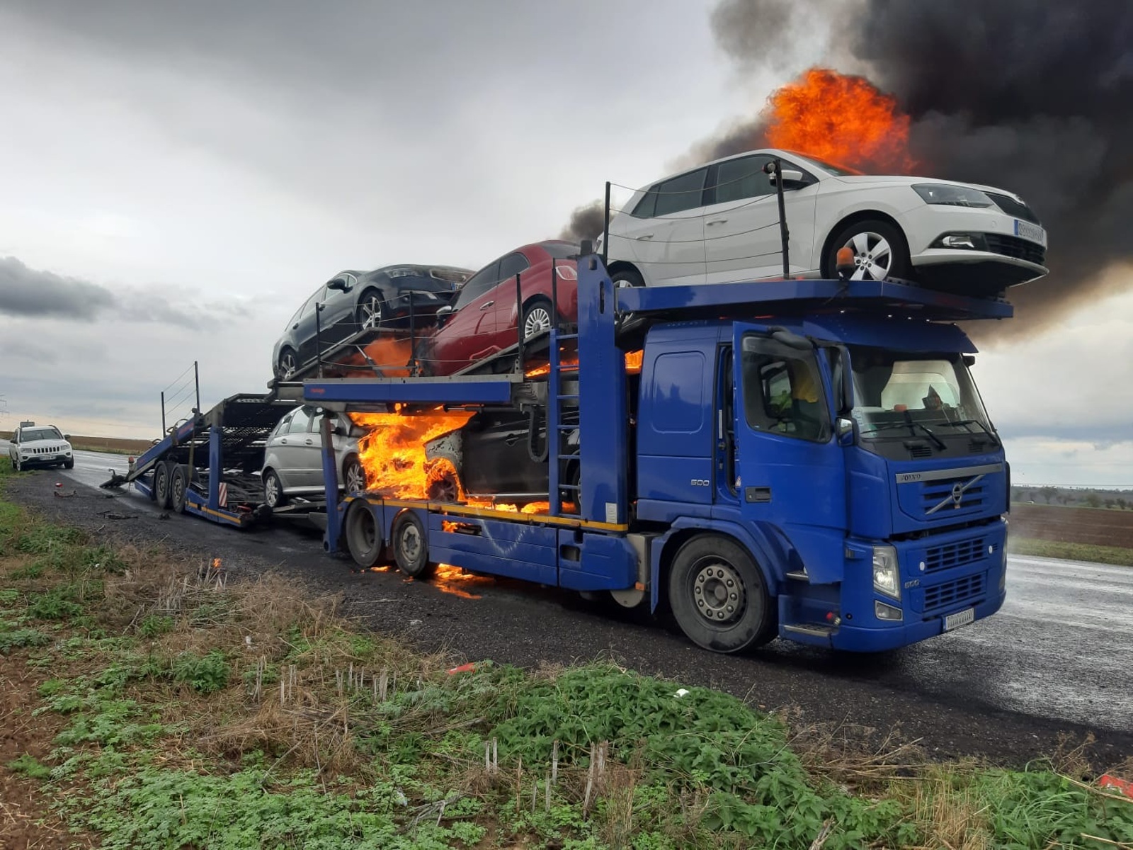 080 - požár soupravy s přepravovanými osobními vozidly říjen.jpg