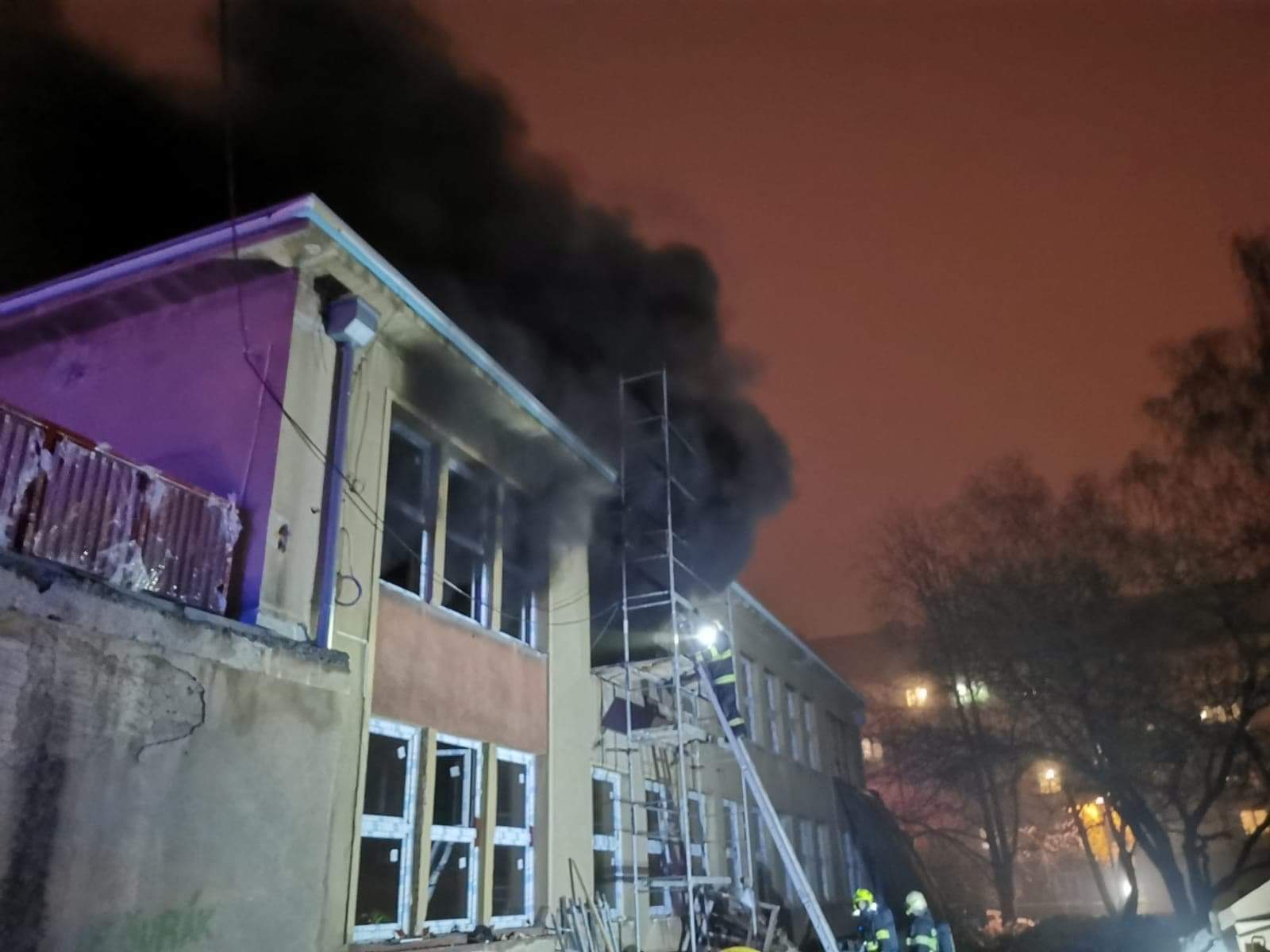 095 - požár v rekonstruované školce v Kladně listopad.jpg
