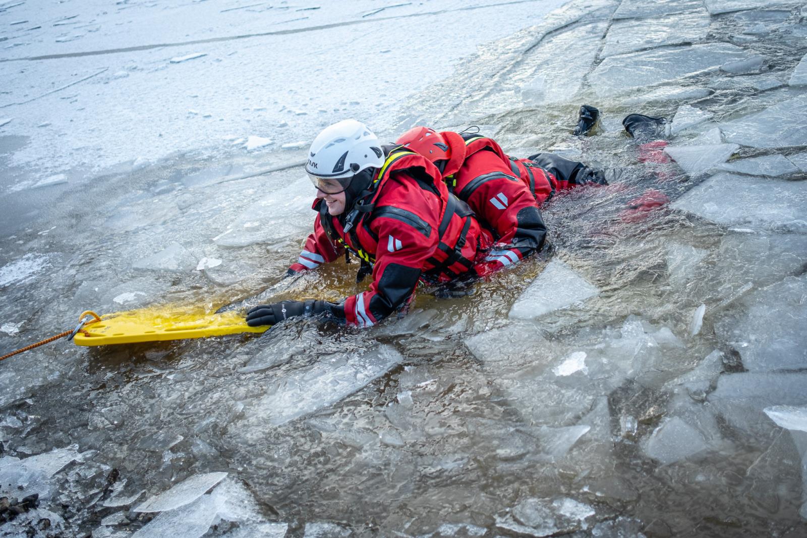 výcvik hasičů na zamrzlé přehradě (2).jpg