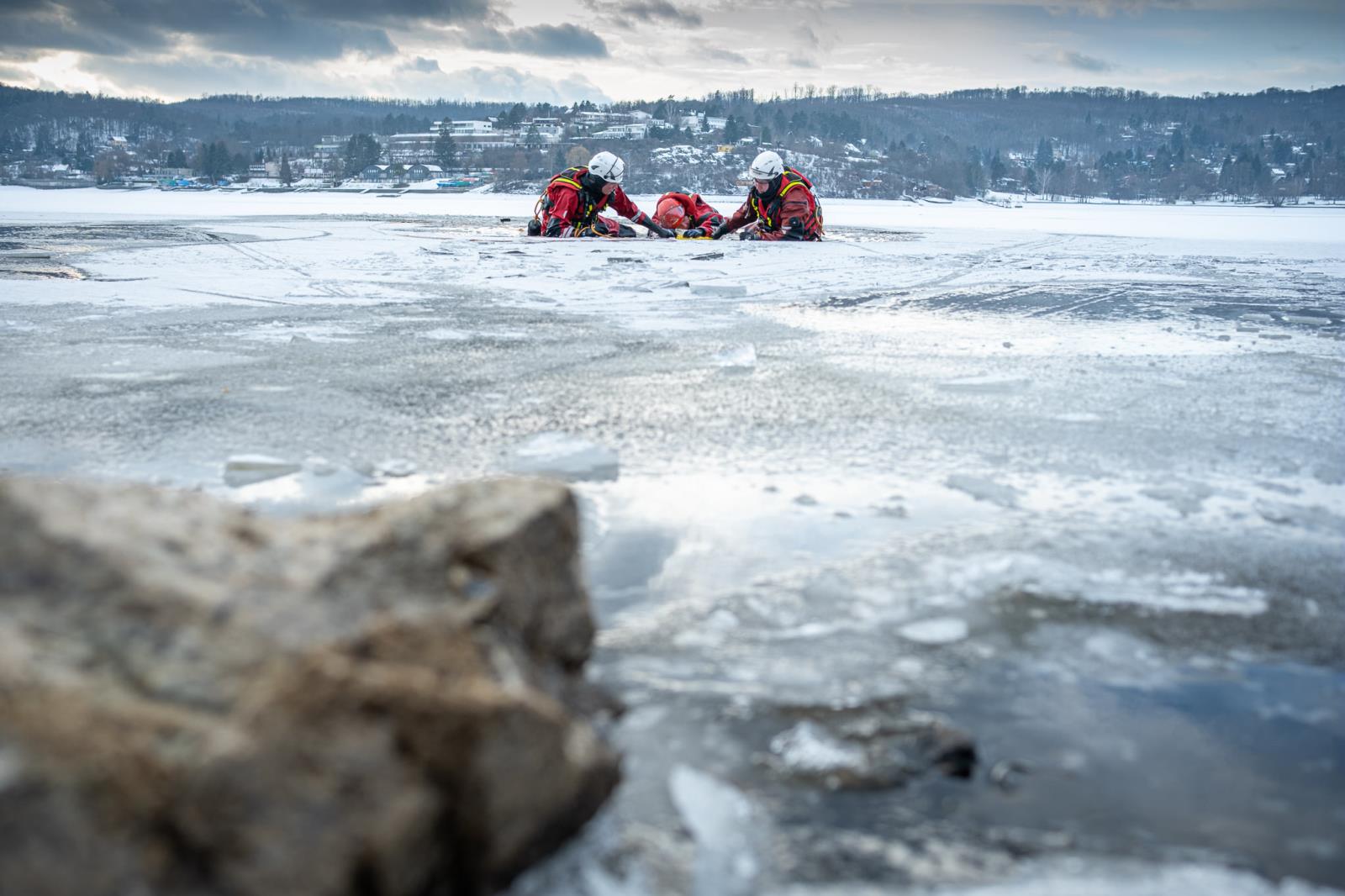 výcvik hasičů na zamrzlé přehradě (3).jpg