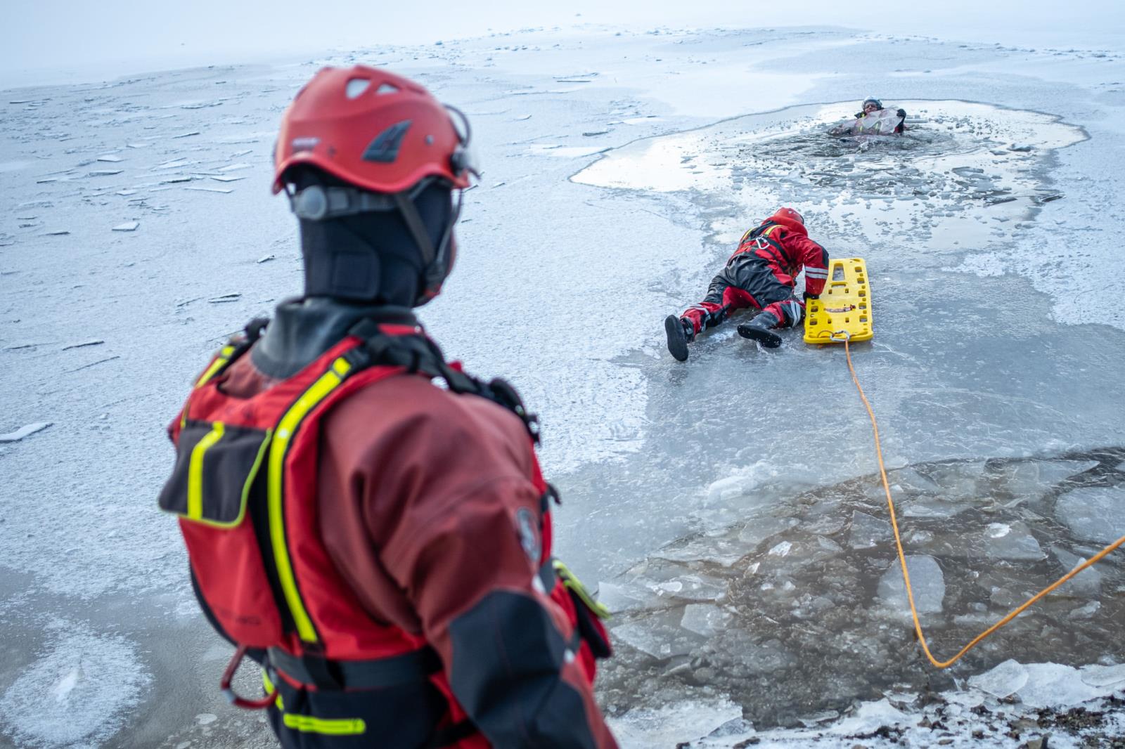 výcvik hasičů na zamrzlé přehradě (14).jpg