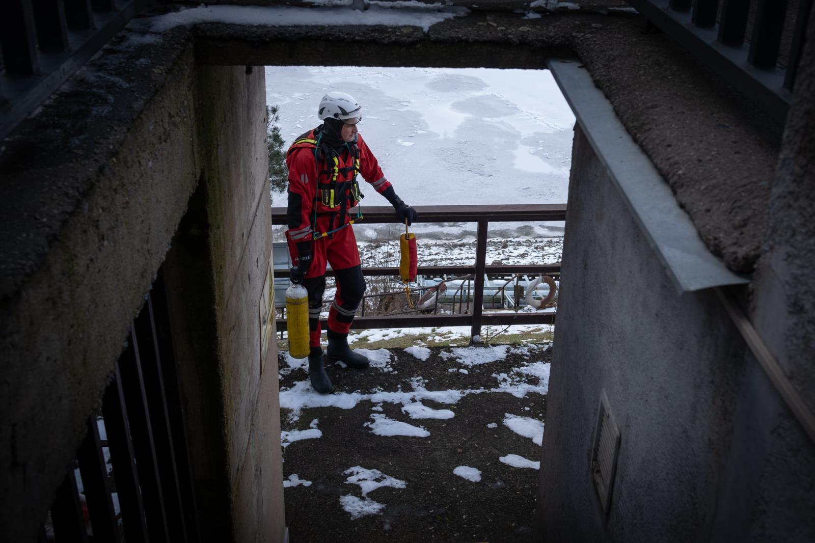 výcvik hasičů na zamrzlé přehradě (23).jpg
