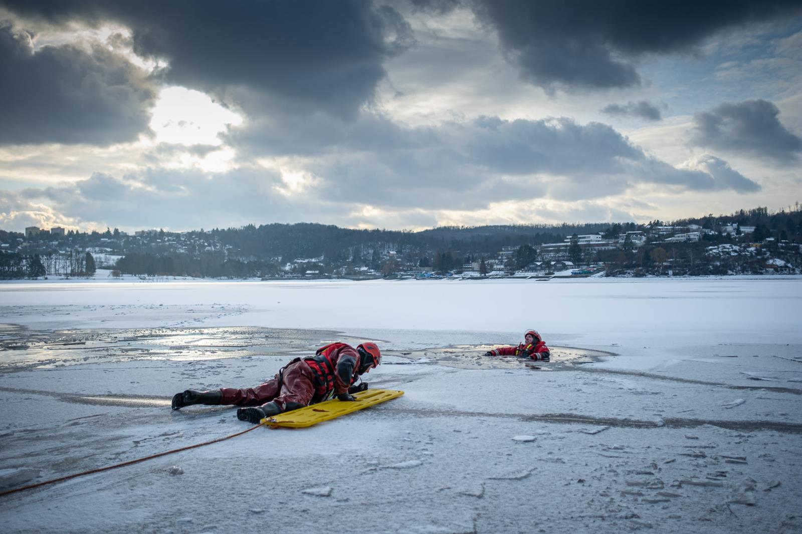 výcvik hasičů na zamrzlé přehradě (24).jpg