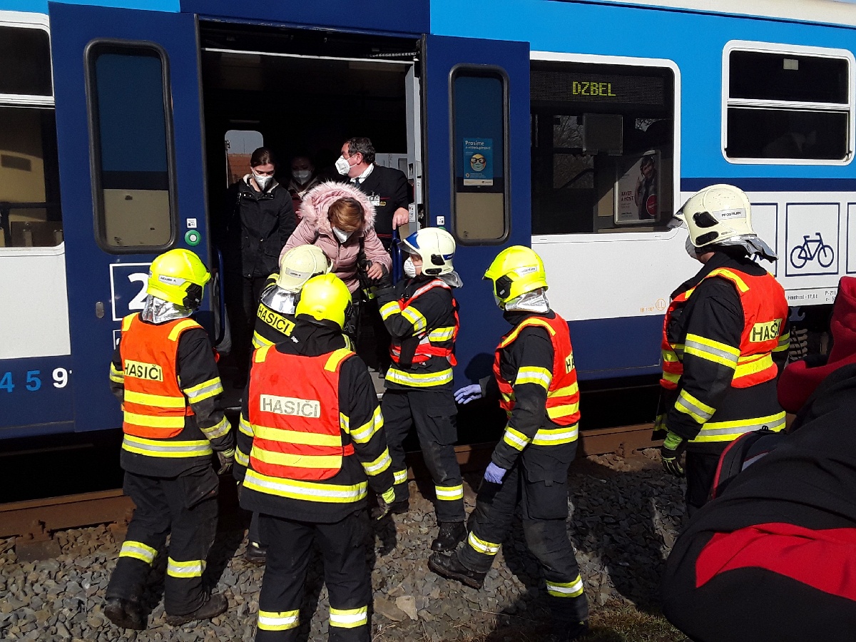 kostelec_evakuace_nehoda_vlak.jpg