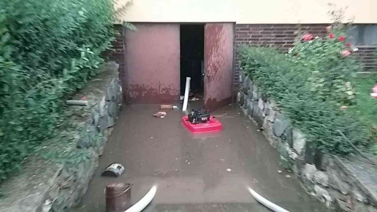 Drnholec - čerpání vody ze zatopené garáže.jpg