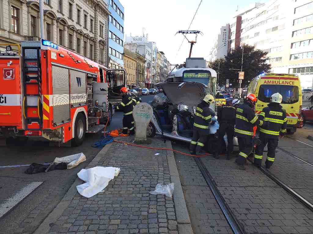 nehoda OA a tramvaje (2).jpg