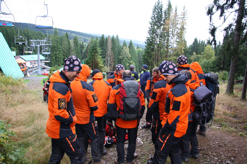 6_10_2021 výcvik lezeckých skupin na lanovce Špičák (1).JPG