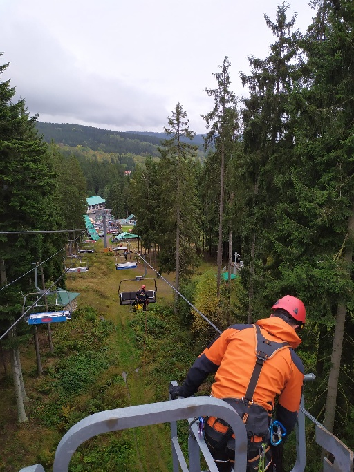 6_10_2021 výcvik lezeckých skupin na lanovce Špičák (6).jpeg