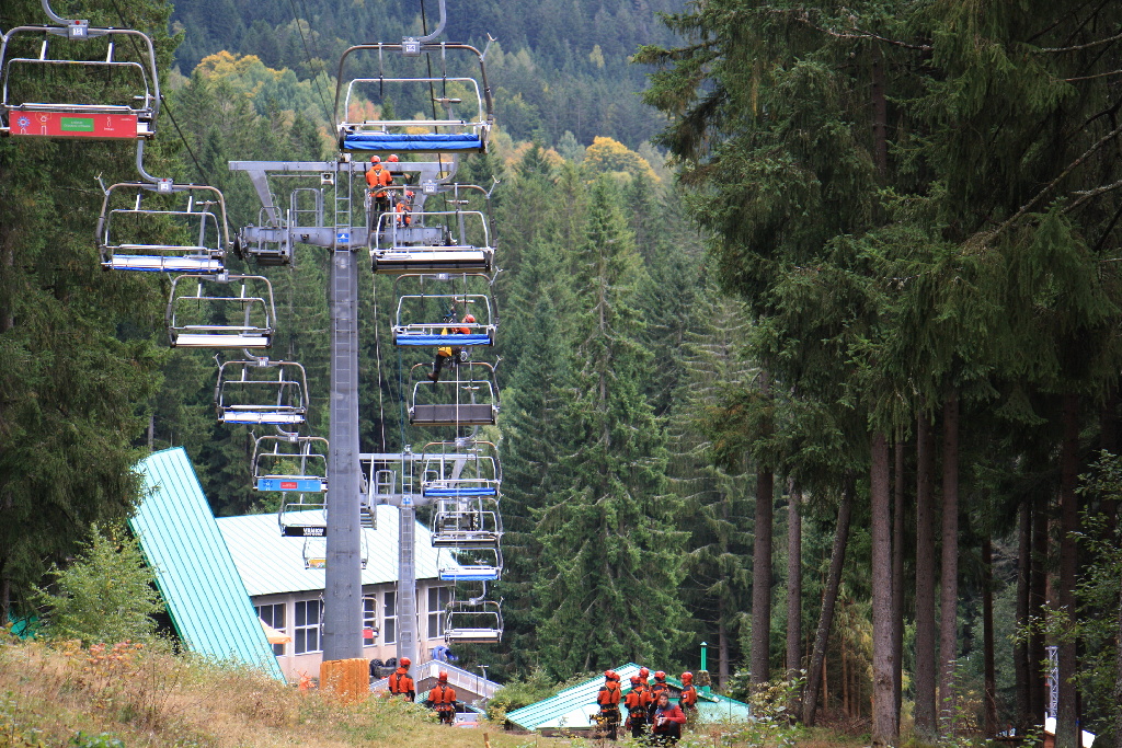6_10_2021 výcvik lezeckých skupin na lanovce Špičák (17).JPG