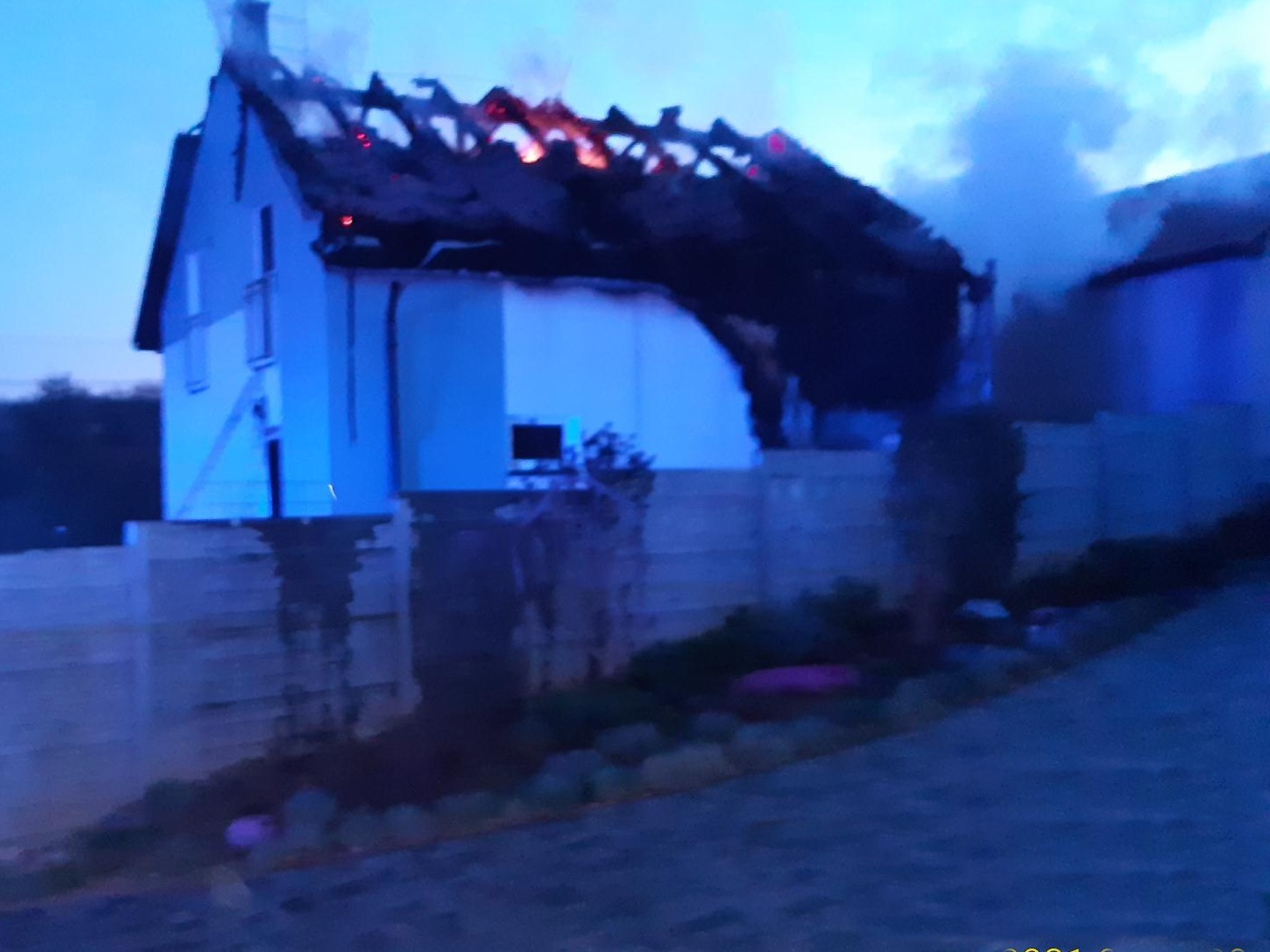 032 - Požár rodinného domu v obci Rovina na Berounsku.jpg