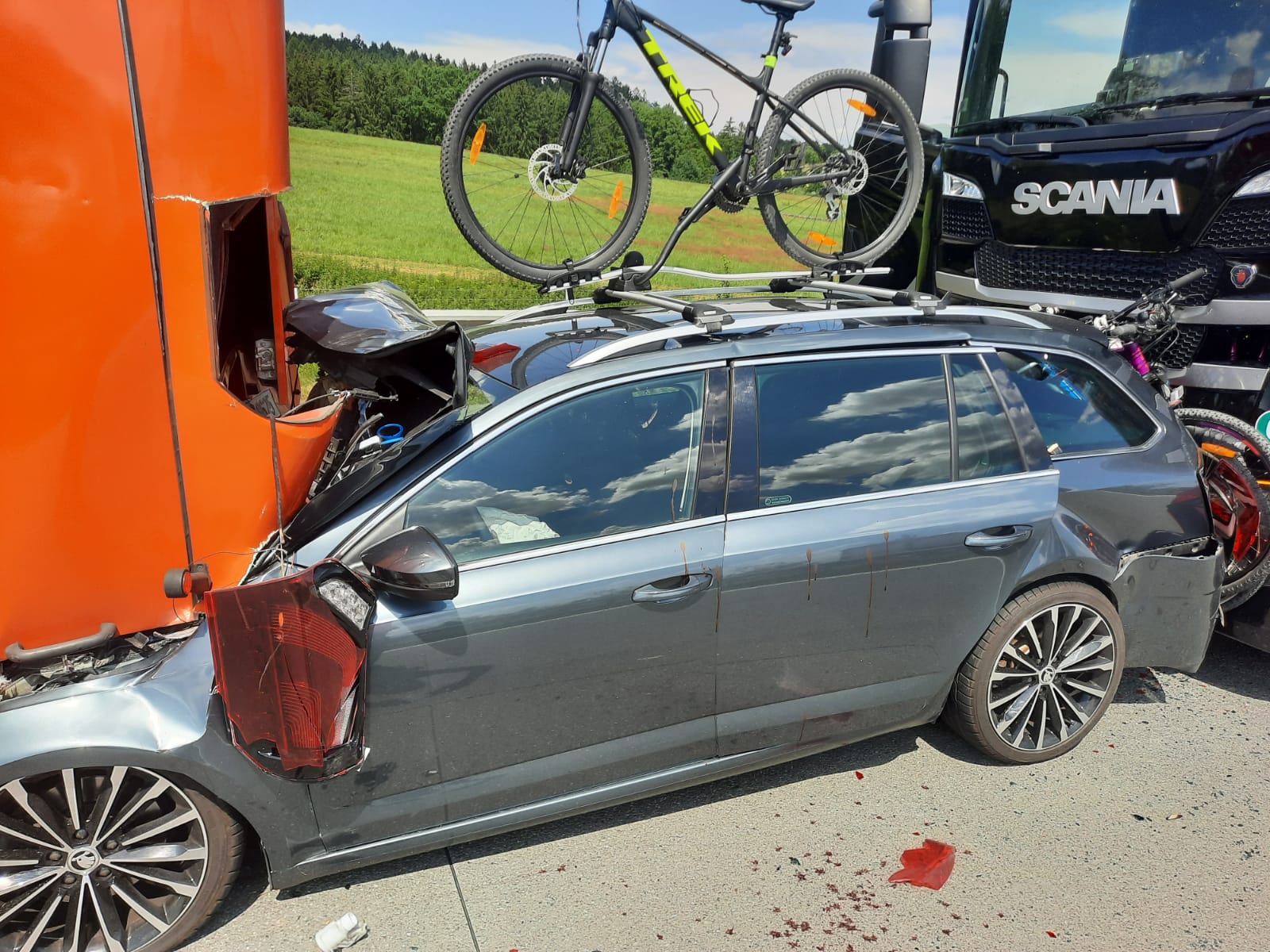 052 - Tragická nehoda na brněnské dálnici u Ostředku na Benešovsku.jpg
