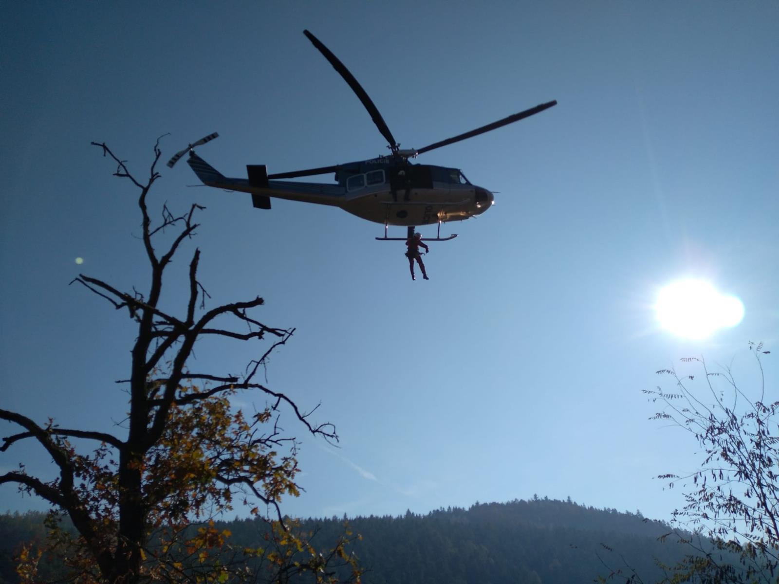 068 - Záchrany osoby po pádu za pomoci leteckých záchrannářů u obce Luka pod Medníkem.jpg