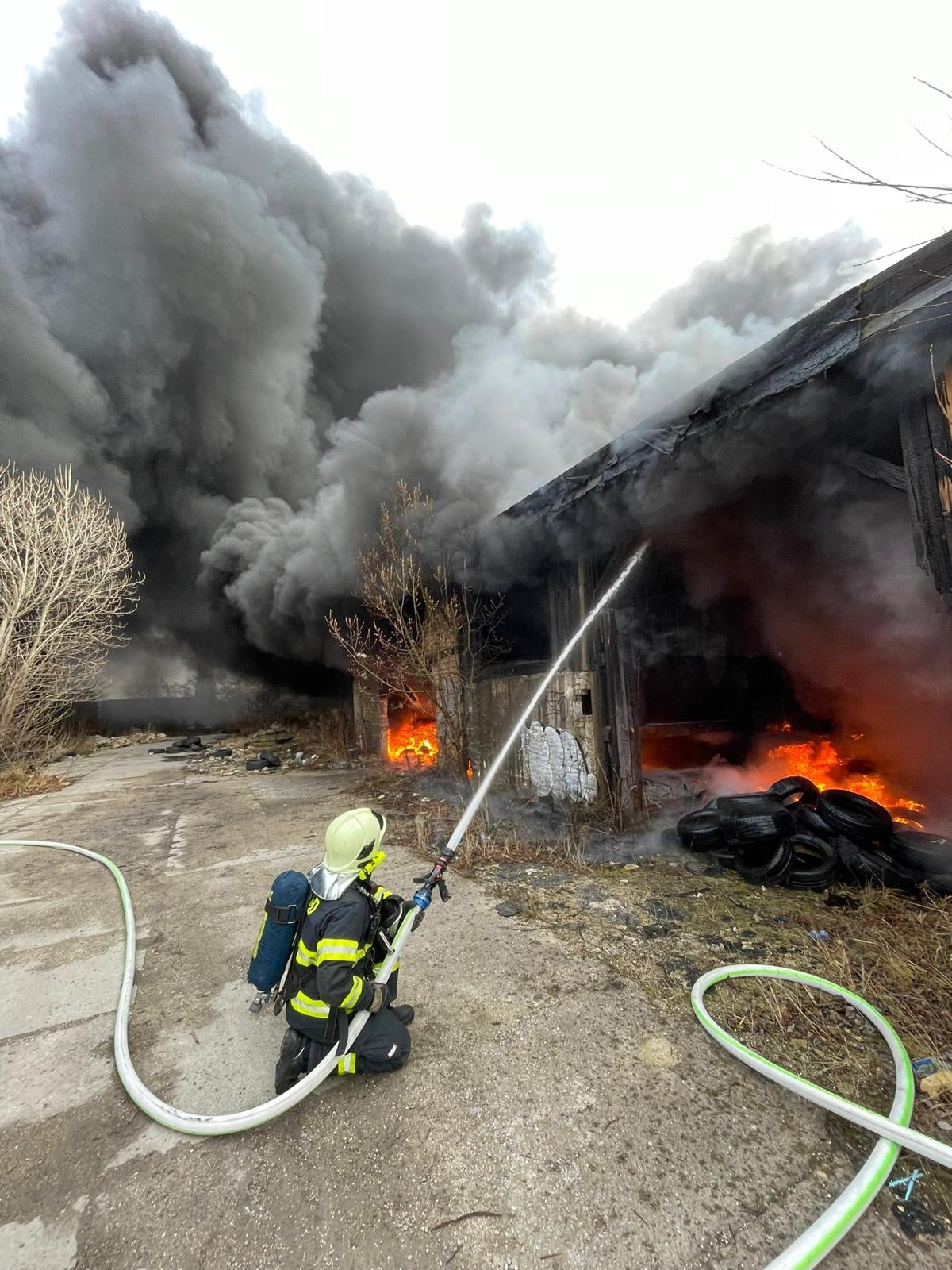 079 - Požár pneumatik v bývalém areálu Poldi.jpg