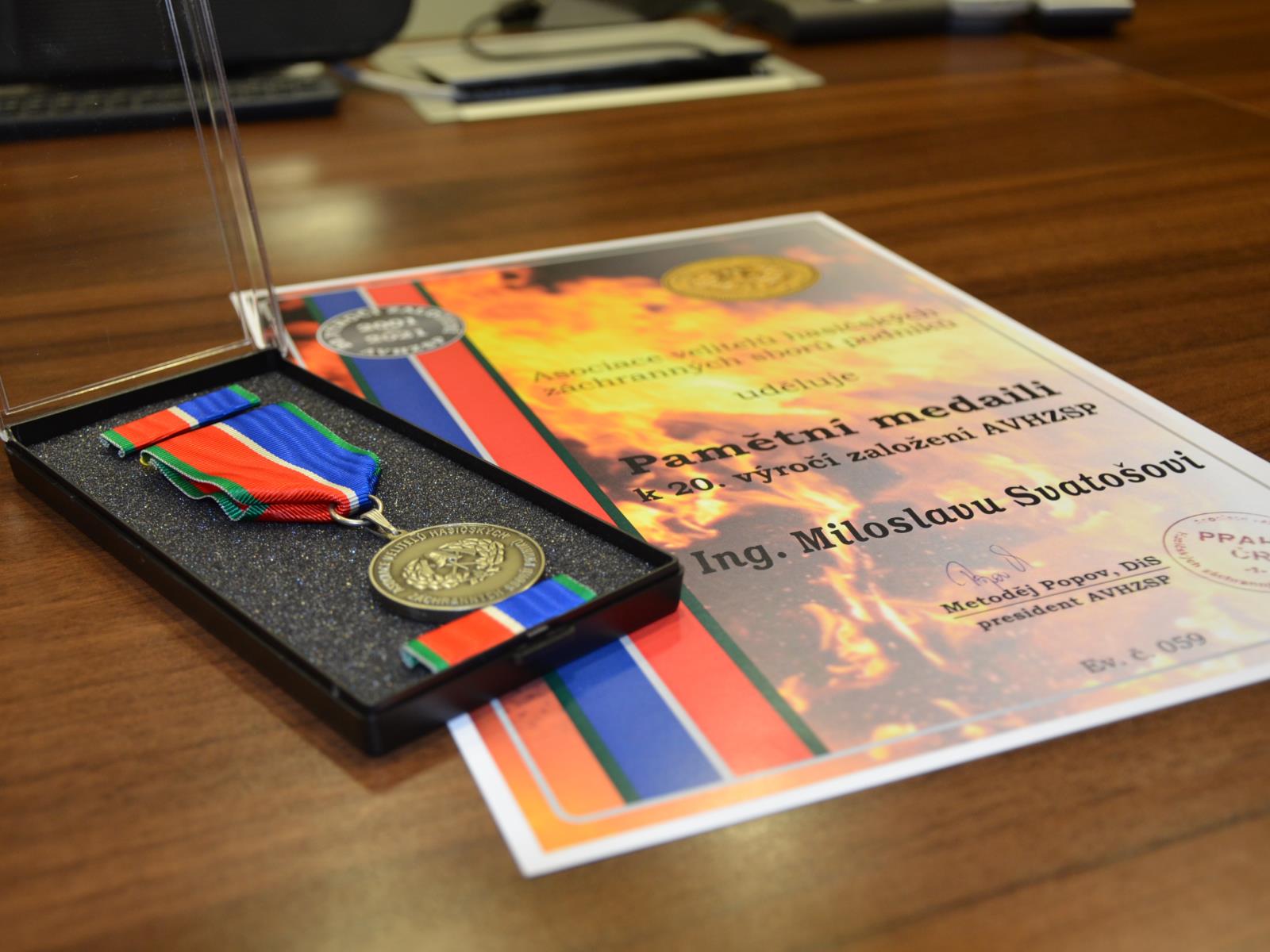 085 - Předání pamětní medaile AVHZSP.JPG