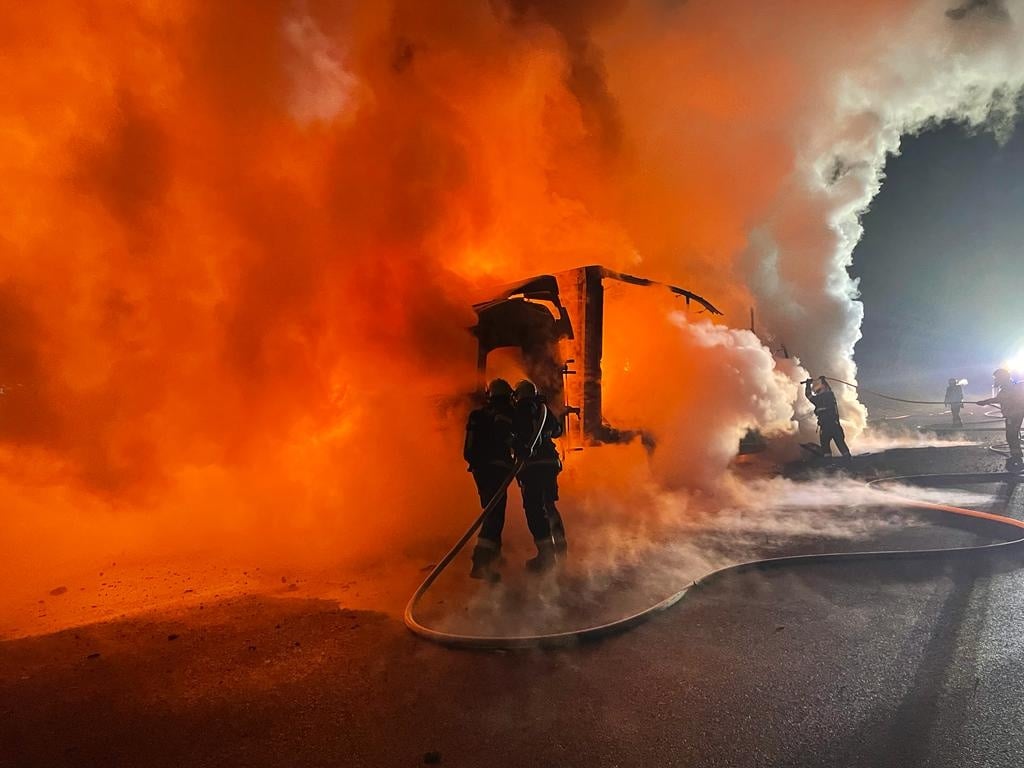 2021_Listopad_SČK_Požár nákladního automobilu na dálnici D5 zaměstnal hasiče 2 krajů.jpg