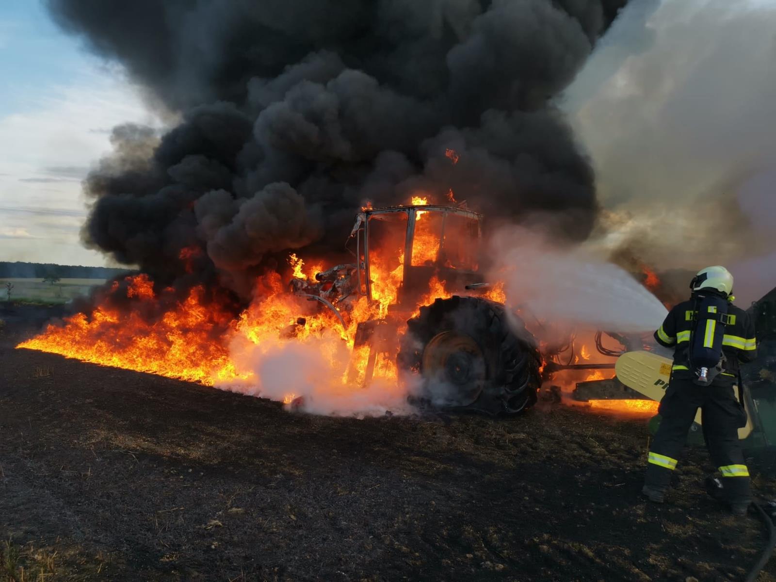 2021_Srpen_JČK_Požár traktoru na poli u Břehova.jpg