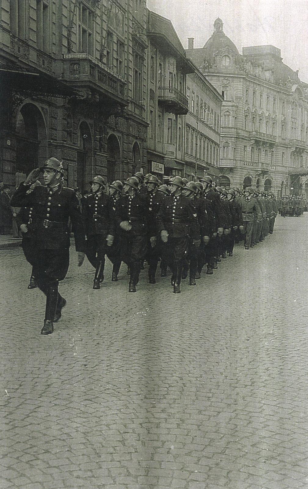 Přehlídka hasičů v Plzni 1943.jpg