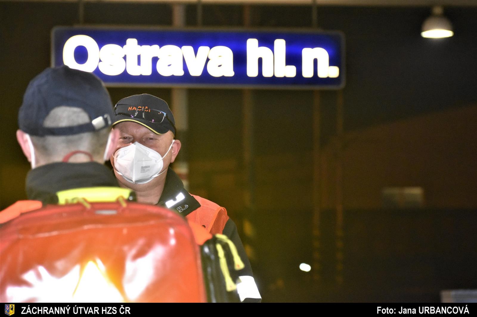 Přeprava uprchlíků z Ukrajiny z Ostravy hl. n. do KAZPU_2. 3._hasiči u cedule hl. nádraží.jpg