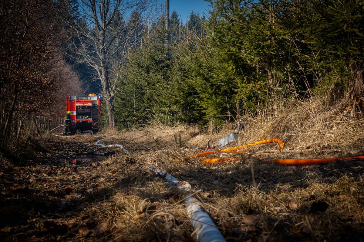 Požár lesa a porostu u Sloupu (16).jpg