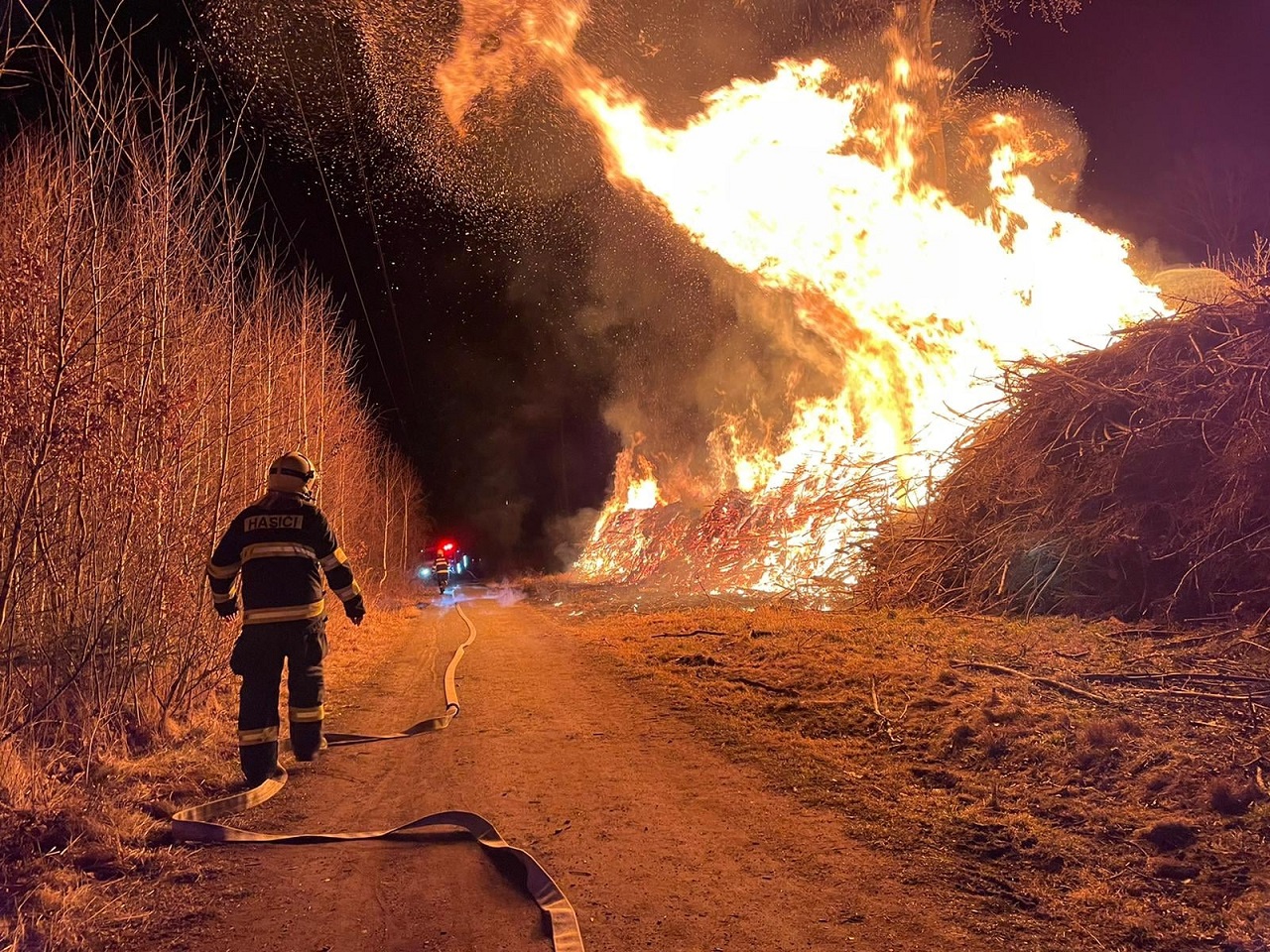 SČK-Požár dřeva mezi Ostrovcem a Rozdělovem.jpg