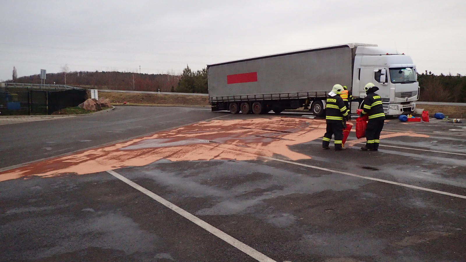 007-Likvidace masivního úniku nafty po nehodě kamionu na dálnici D11 u Dobšic nedaleko Poděbrad.jpg