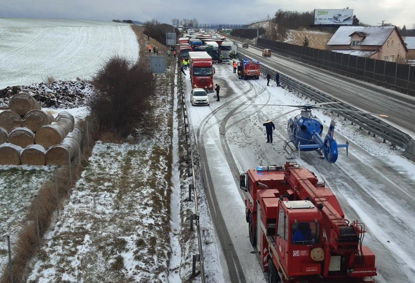 008-Plzeňská dálnice u Žebráku na Berounsku zablokovaná hromadnou nehodou.jpg