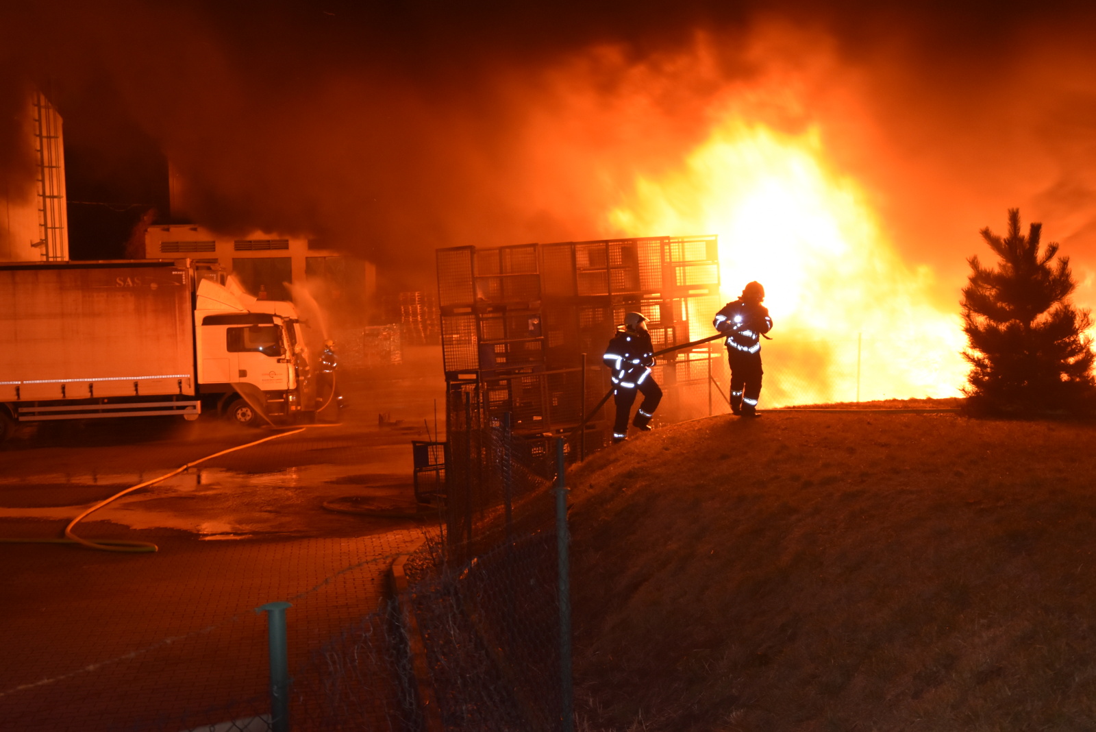 011-Rozsáhlý požár výrobních a skladovacích hal v Mladé Boleslavi likvidovaný ve zvláštním stupni.JPG