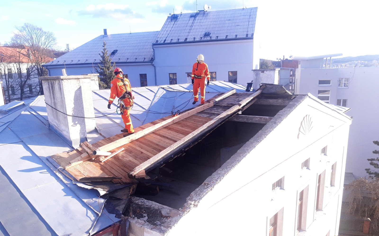 016-Poničená střecha domu v Příbrami po větrné smšti.jpg