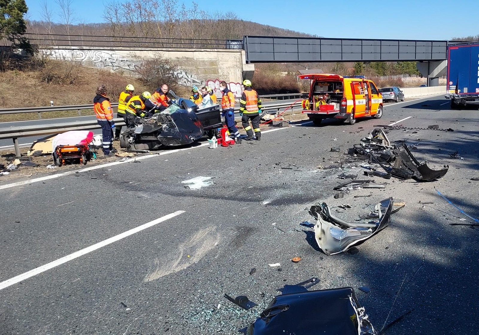 021-Vyprošťování zraněného řidiče osobního auta po střetu s kamionem na plzeňské dálnici nedaleko Loděnice.jpg
