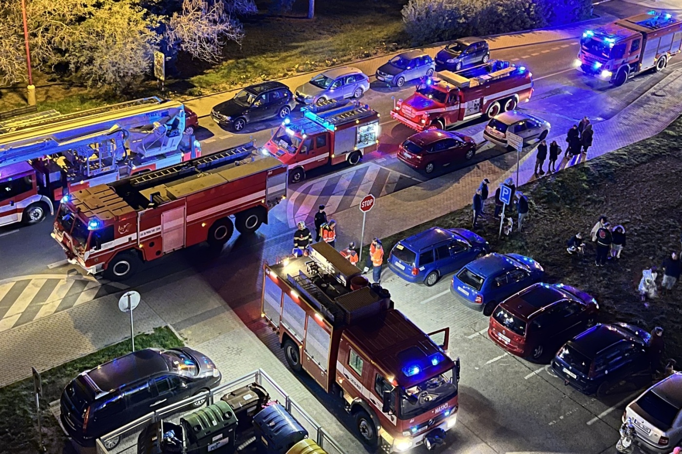 028-Evakuace panelového domu v Neratovicích při dubnovém nočním požáru.jpg
