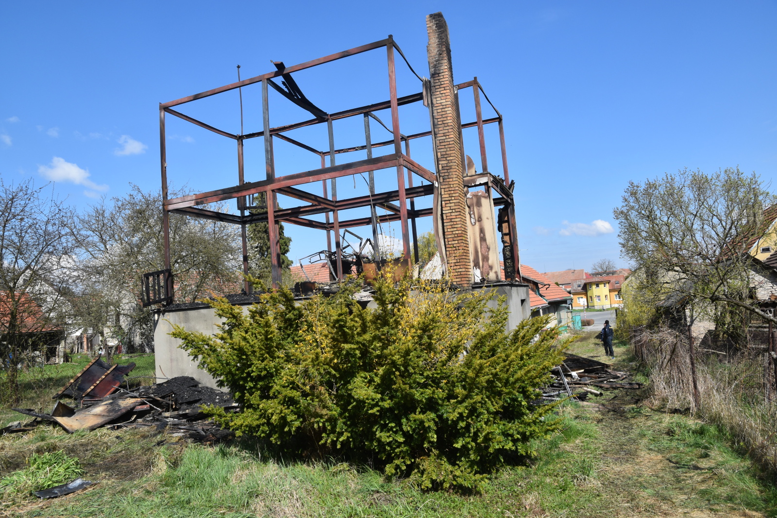 030-Požár opuštěného montovaného domku v Chyňavě na Berounsku2.JPG