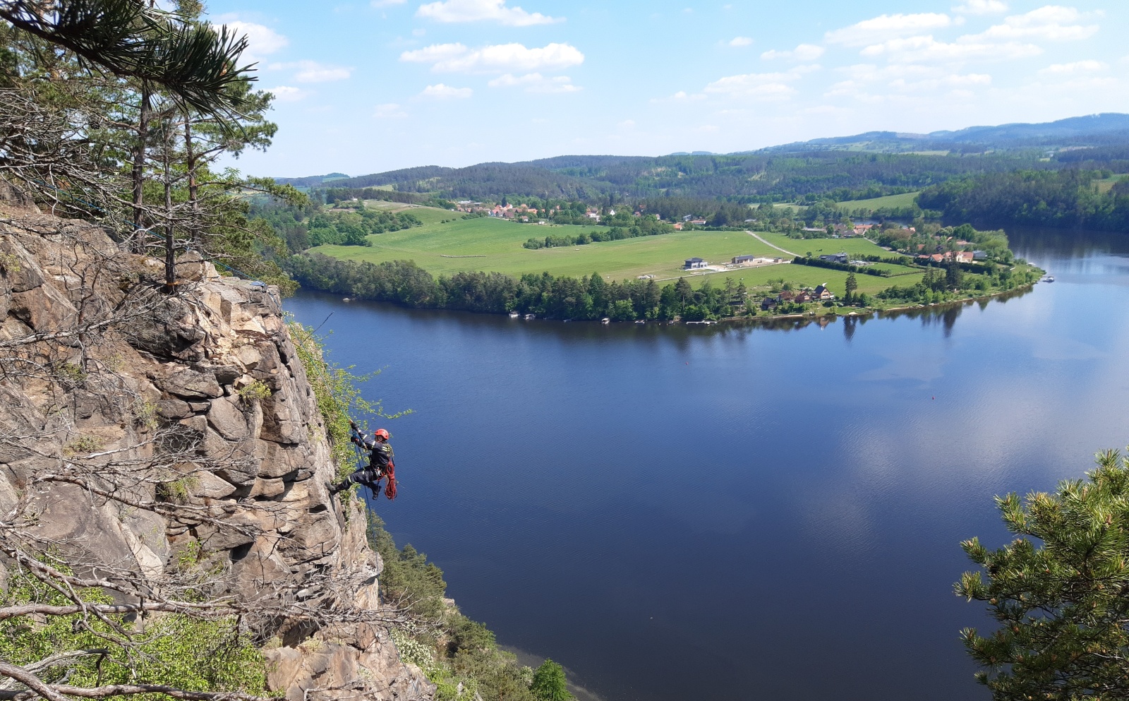 039-Zapojení lezců do pátrací akce po osobě v okolí Slapské přehrady u Županovic.jpg